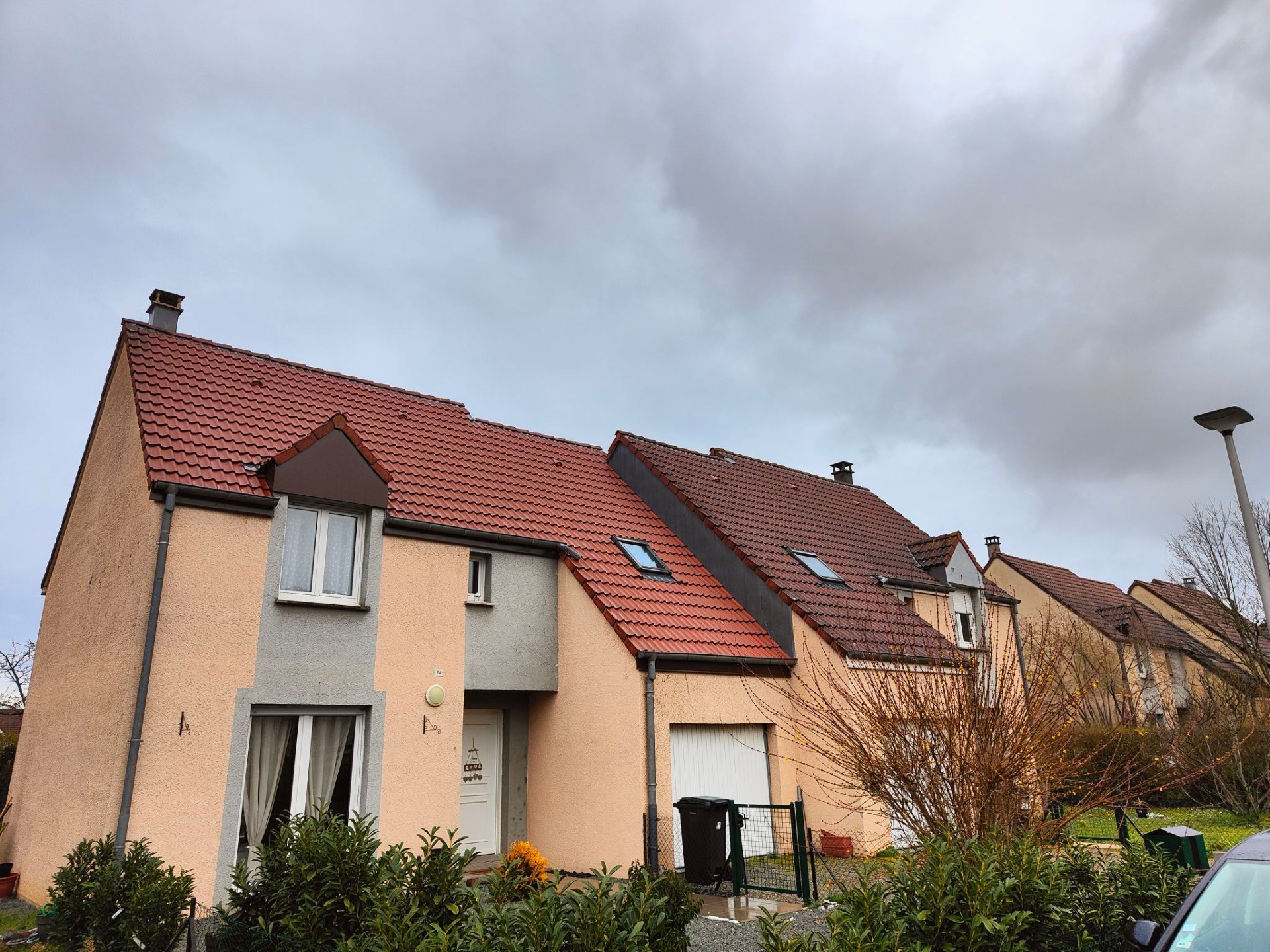 R&eacute;sultat avant/apr&egrave;s d&eacute;moussage de toiture - Nettoyage professionnel Haut-Rhin